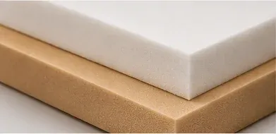 Gestapelte PUR-Schaumstoffplatten in Weiß und Beige