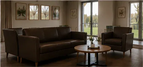 Aufenthaltsbereich mit Ledersofa